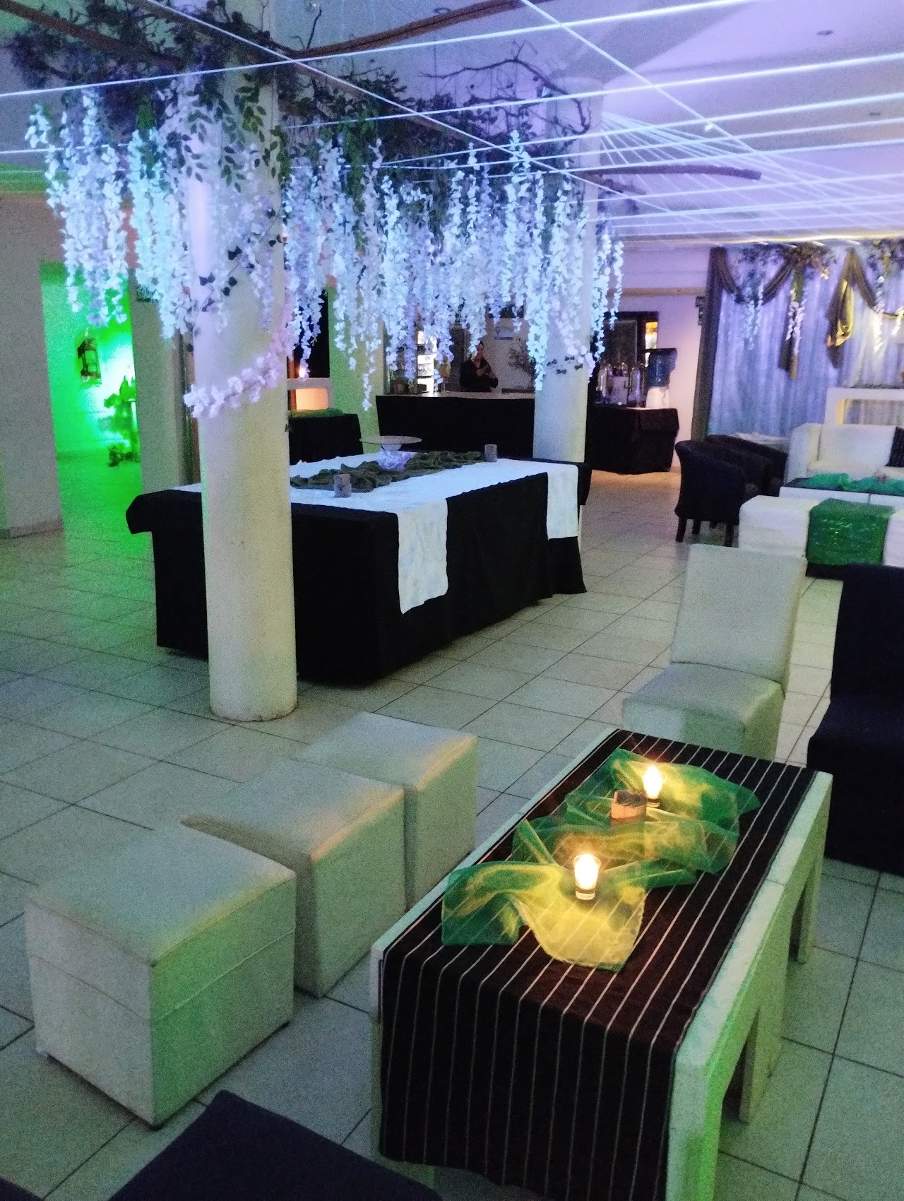 Decoración floral colgante sobre las mesas en un evento de Metrópolis Espacio de Eventos